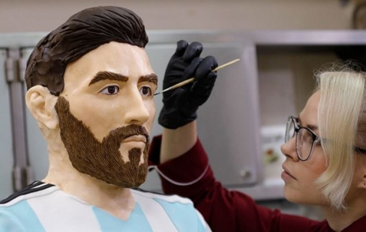 Confiteros rusos fabrican un Messi de chocolate de tamaño real por su cumpleaños