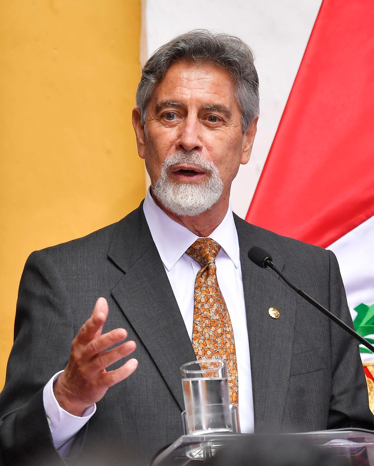 Escándalo de vacunación en Perú: cientos de personas fueron vacunadas en secreto anticipadamente, dice el presidente