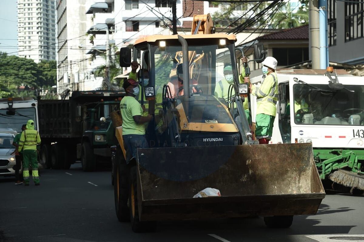 Miembros de la Autoridad de Aseo donan plasma convalenciente