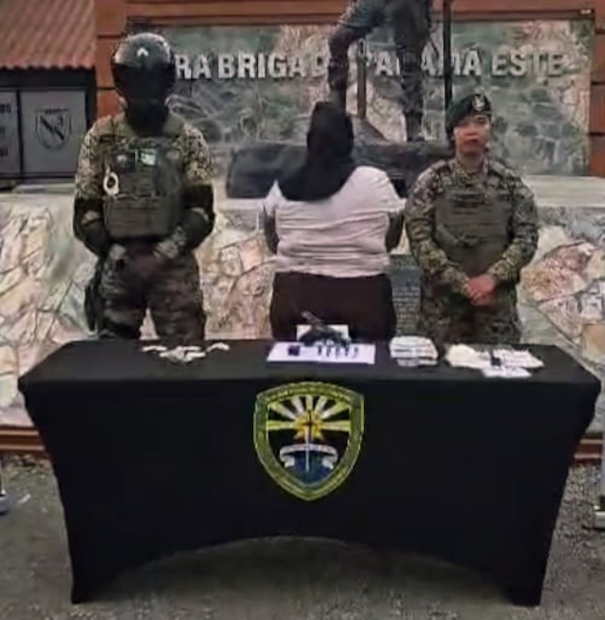CHEPO | ¡Iba cargada hasta con pesas digitales! Mujer cae con arma, municiones y embalaje para droga en operativo +Fotos 