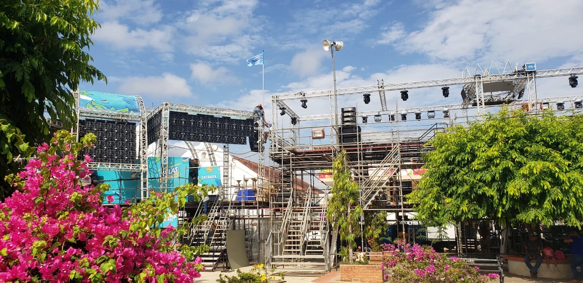 Así está la cosa. Ya comienzan a forrar con estructuras de metal el parque Belisario Porras de Las Tablas para los esperados carnavales