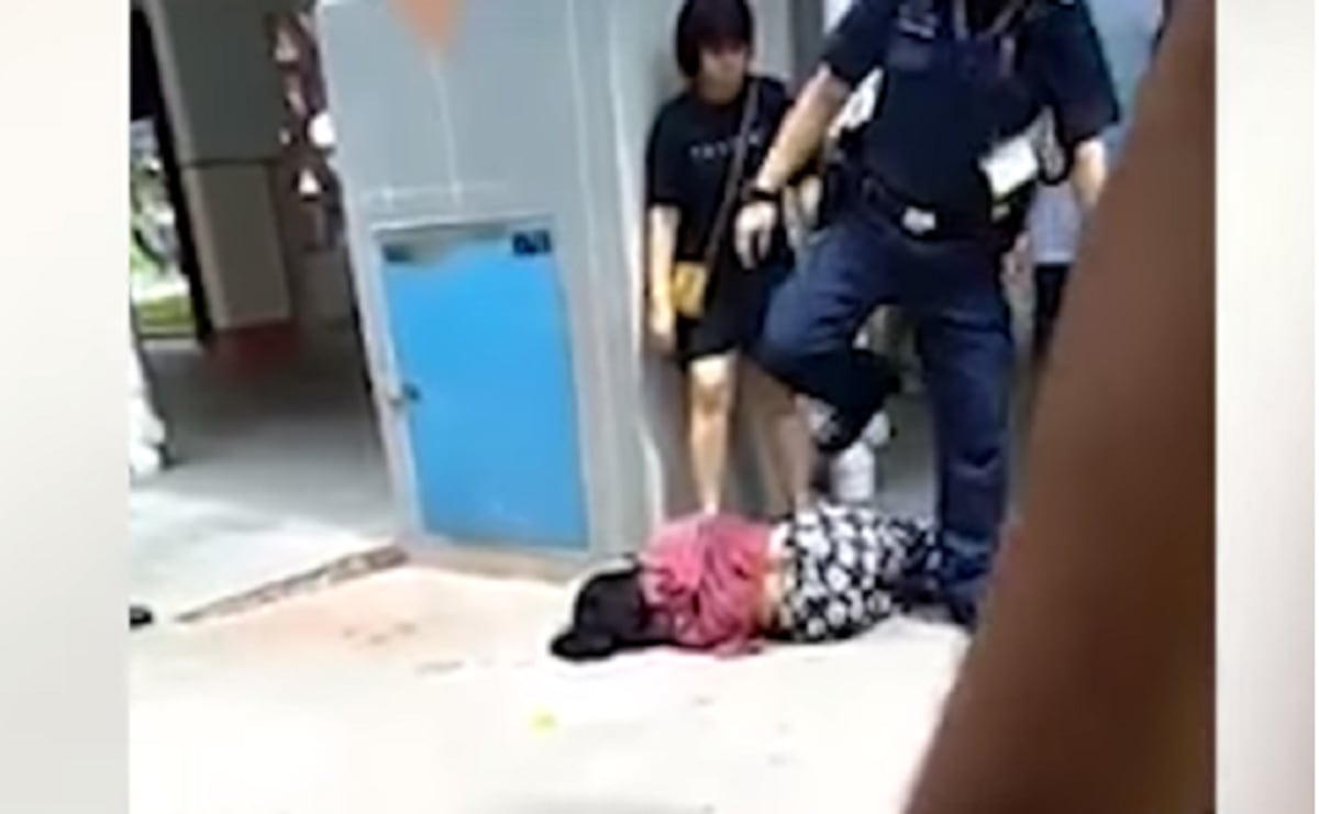 (VIDEO) Un hombre atrapó a una mujer por su melena y la salvó de caer al vacío