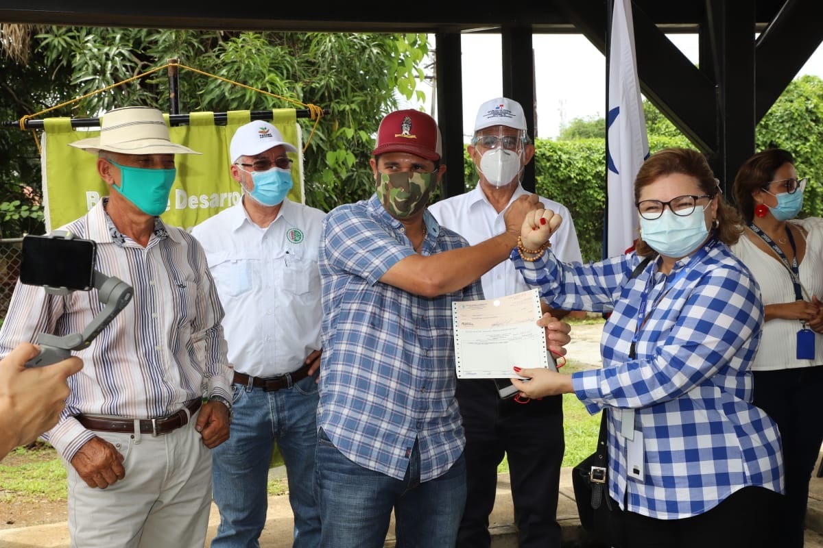 MIDA entrega billete a los productores nacionales