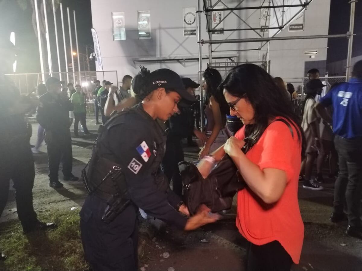 Decomisan objetos prohibidos en la entrada al Rommel previo al concierto de Bad Bunny. Video