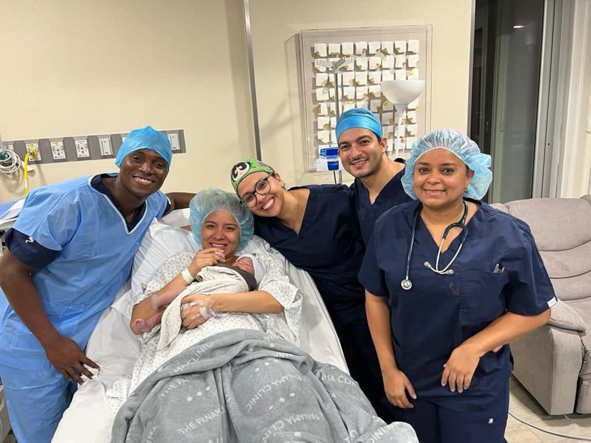 Alonso Edward y su rubia, ya son padres. Muestran el fruto de su amor