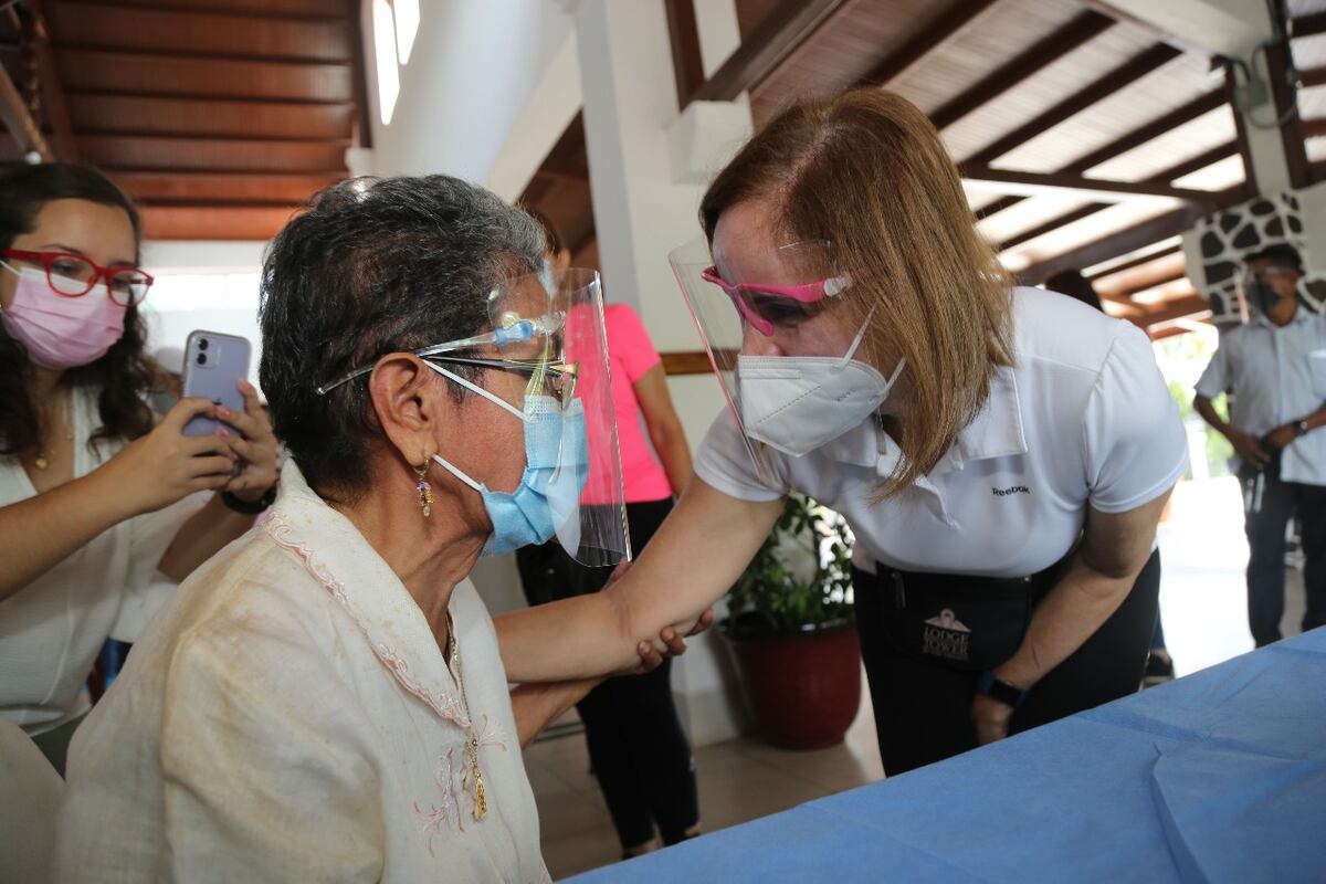 Un total de 2447 personas fueron a vacunarse al Parque Omar durante siete días
