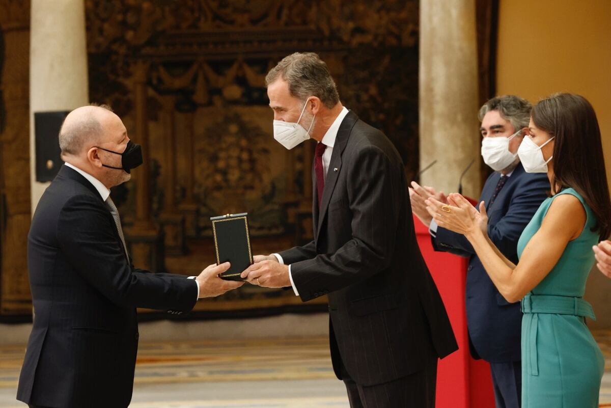 Reyes de España entregan medalla de oro al panameño Rubén Blades