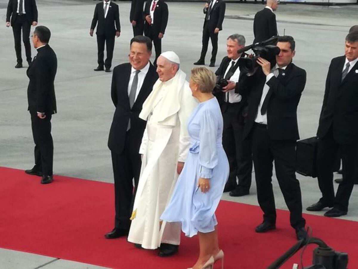 Llegó el Papa Francisco a Panamá. Minutos antes de lo programado. Videos