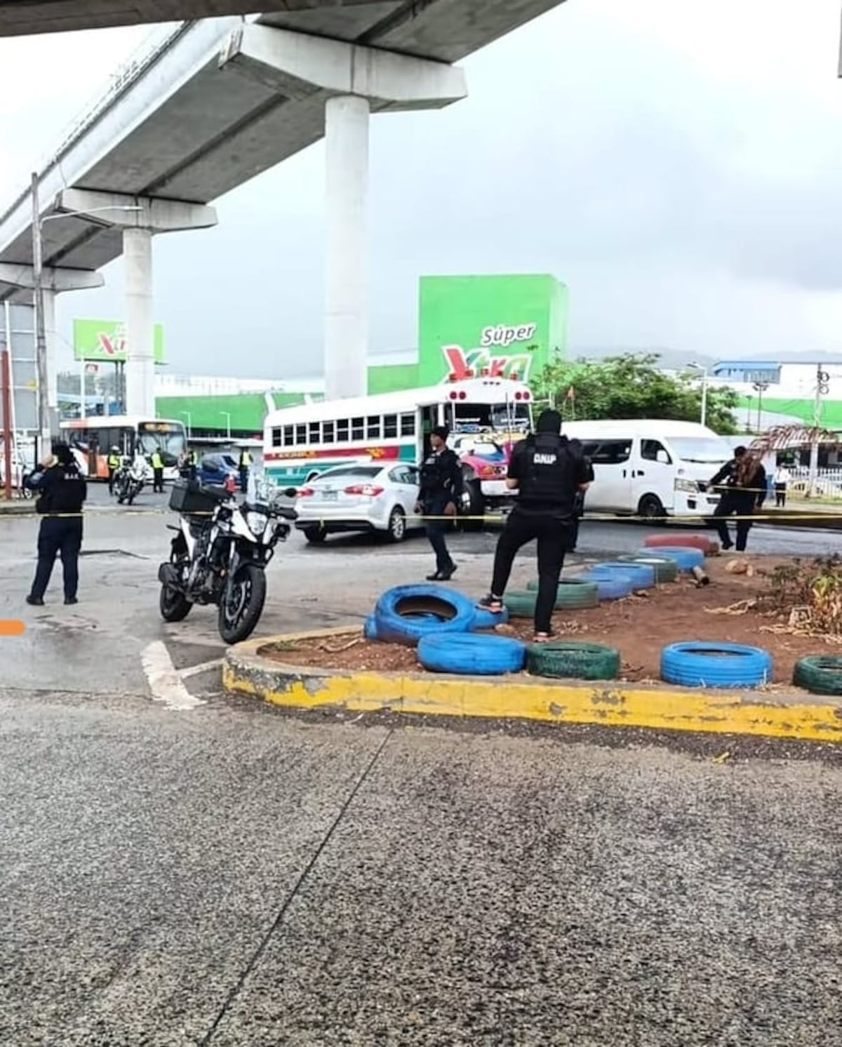 VIDEO | Acribillan a hombre con ocho impactos de bala dentro de su auto en la 24 de Diciembre