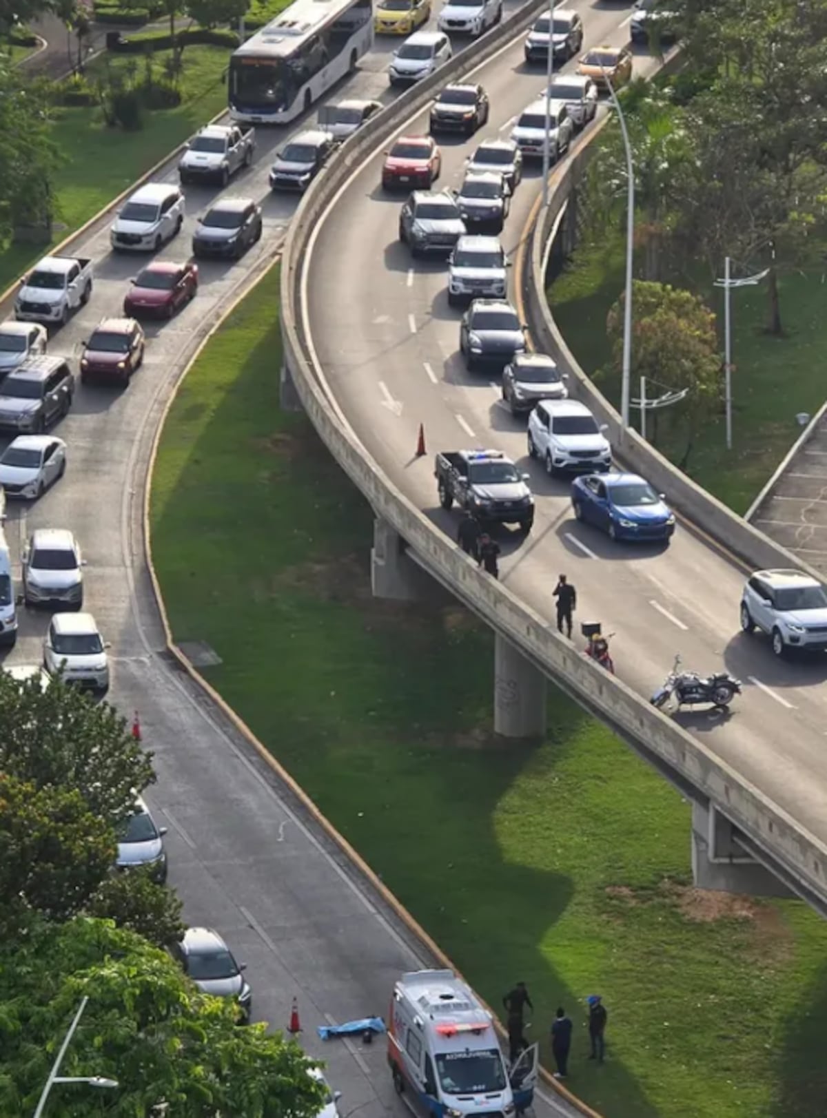 Cayó como alma que lleva el diablo: motorizado muere tras ser lanzado desde puente en plena vía