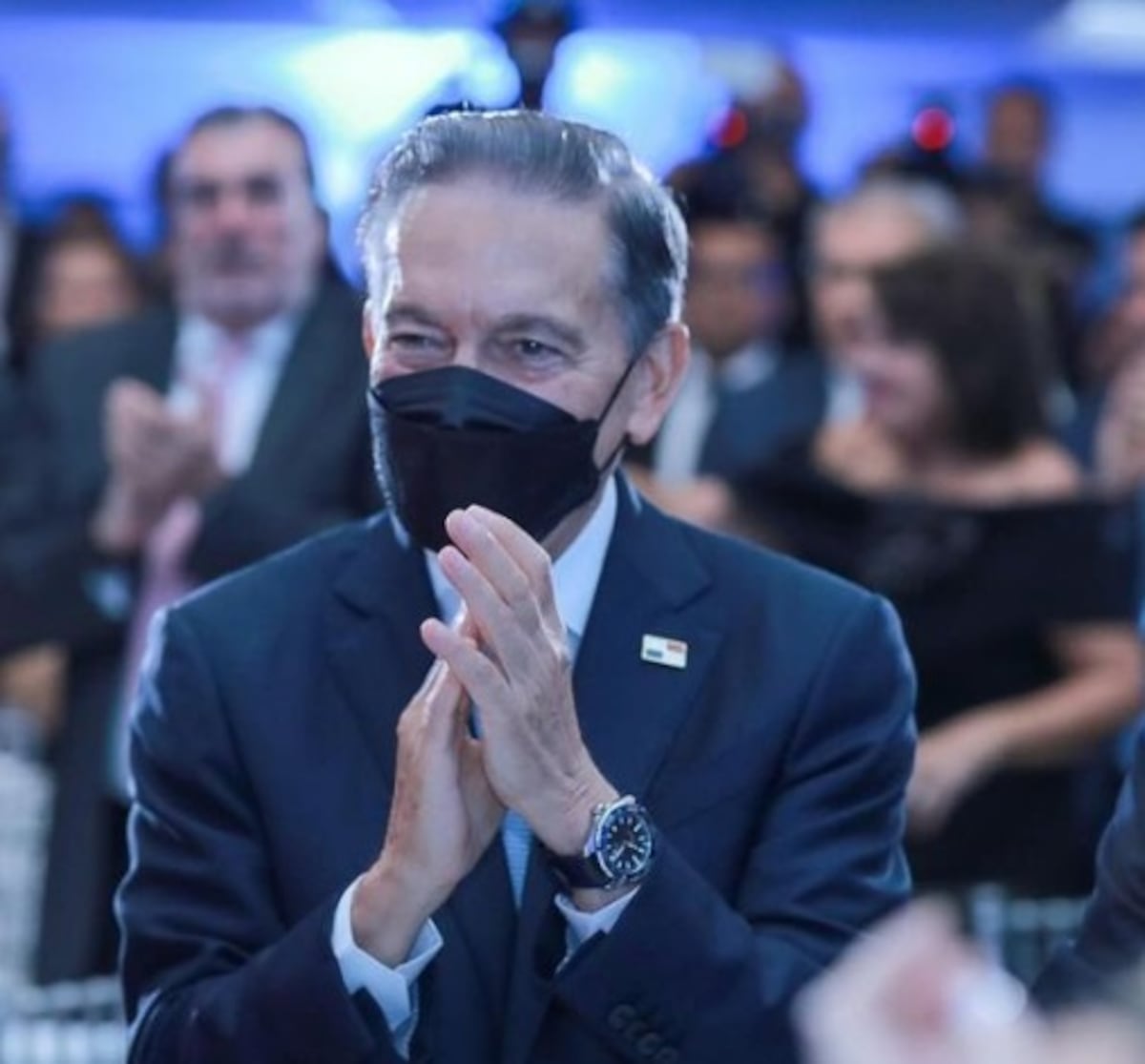 La portada es una mascarilla. Nito Cortizo, afectado por la pandemia, escribió el libro ‘La tormenta de tormentas’ y se lo regaló al Dr. Xavier Sáez Llorens