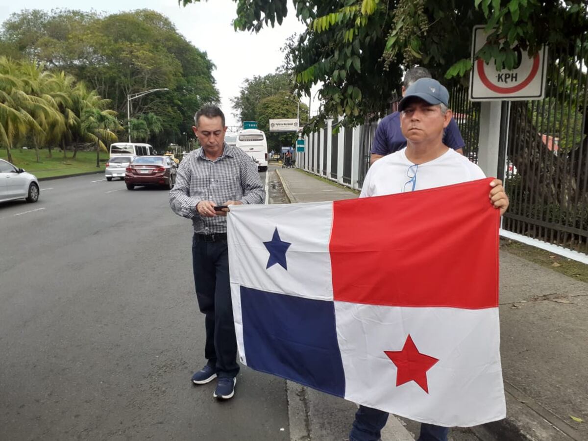 ‘Cumplimos con la Ley 899′: Policías con 30 años de servicio protestan y reclaman ascenso al rango de capitán