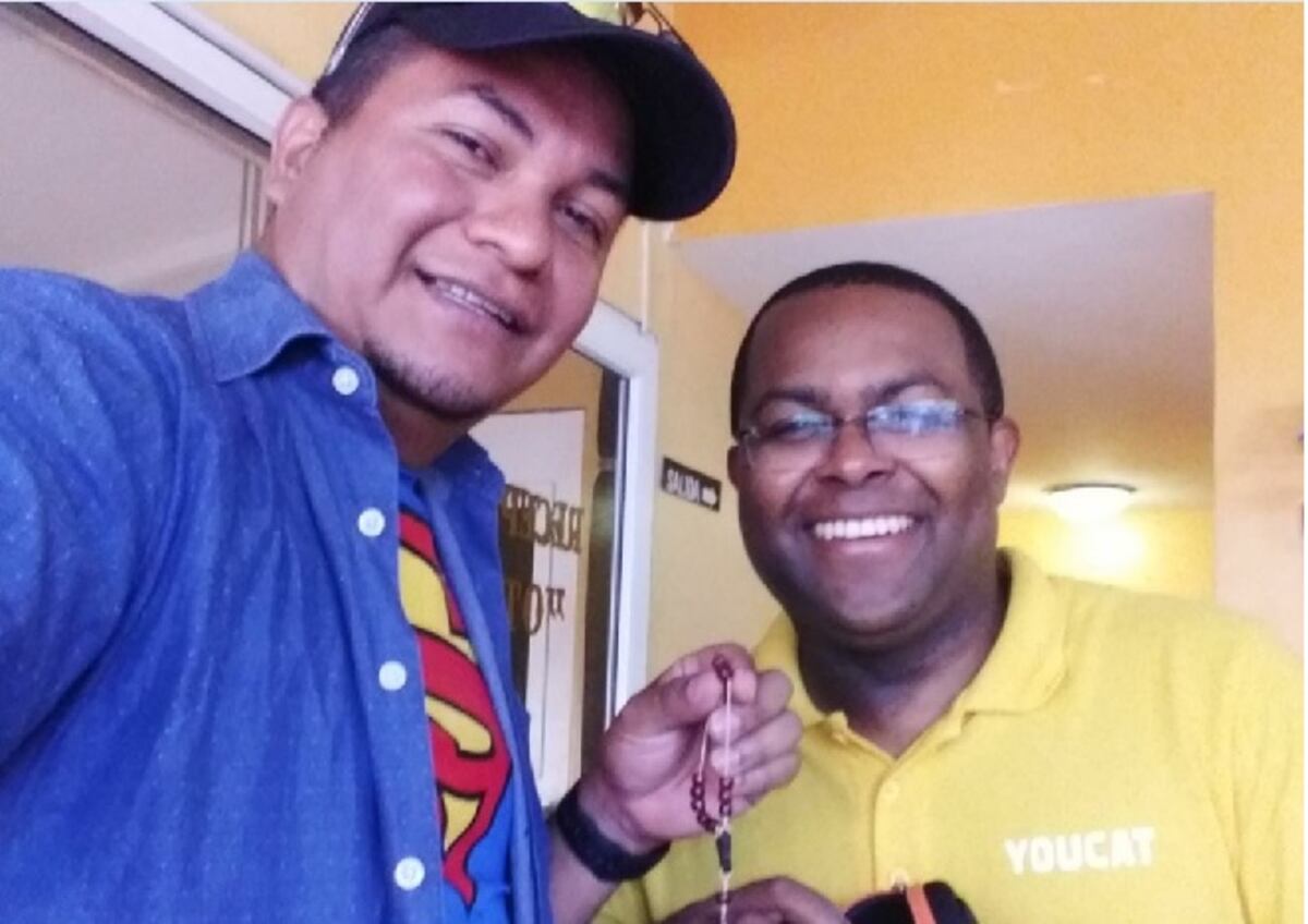 Presentadores de Sertv le devuelven cartera a peregrino de Brasil