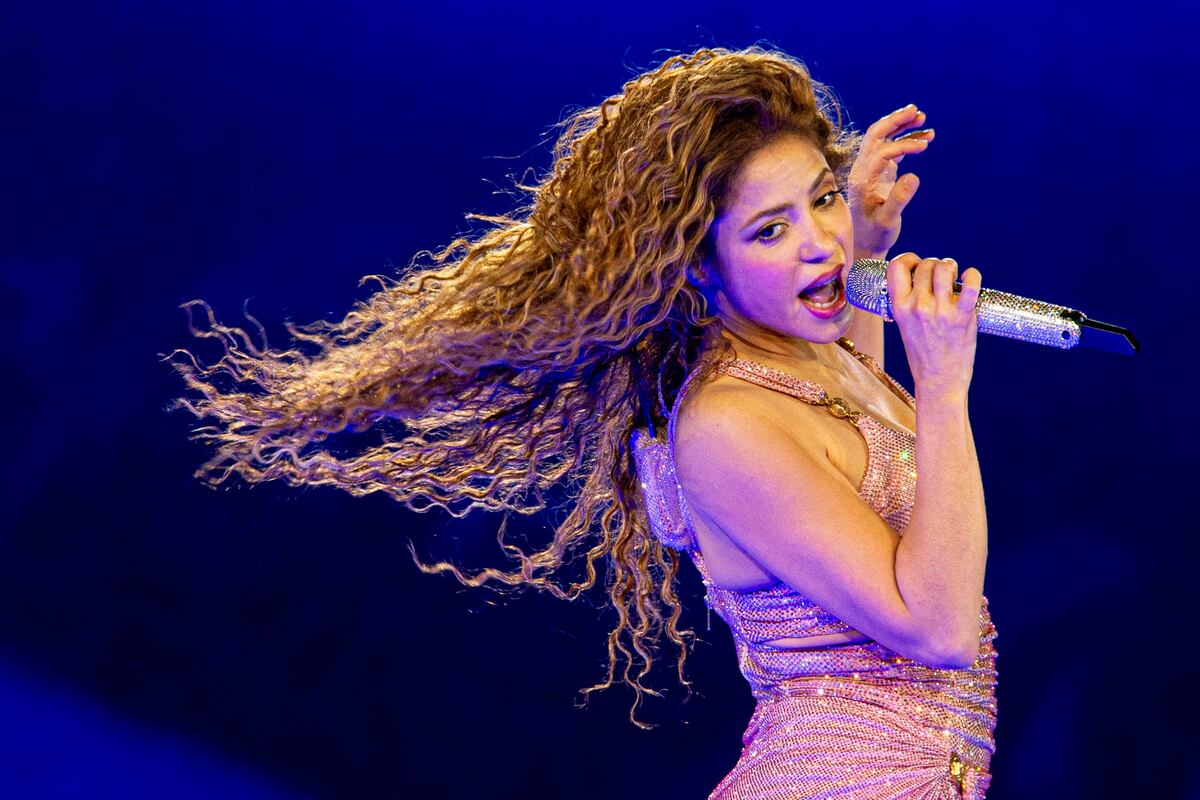 ¡Pal piso! Shakira  cae en pleno concierto, no lloró y siguió facturando 