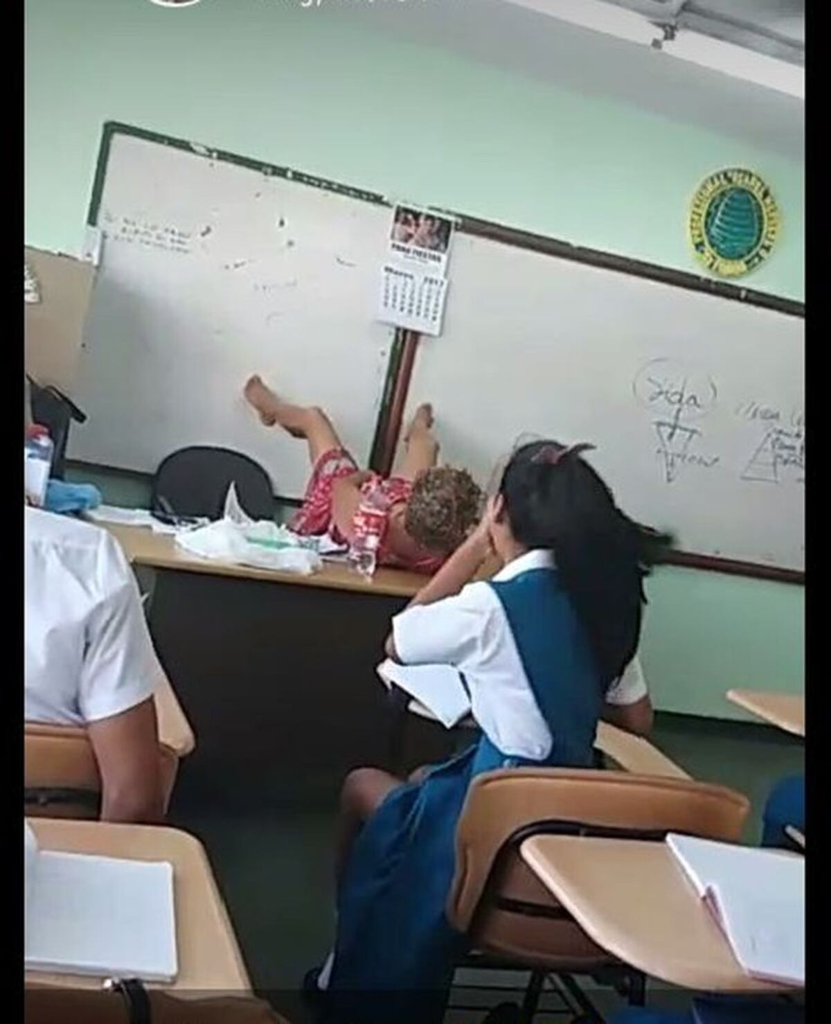 REVUELO. Circula video de profesora en posición embarazosa
