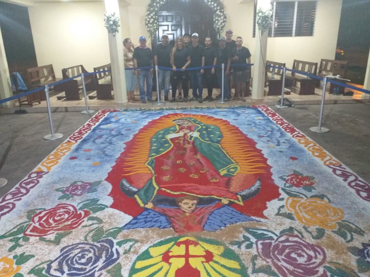 Impresionante. Hacen alfombra de sal en Los Santos en homenaje a la Virgen de Guadalupe. Chequeen. Video