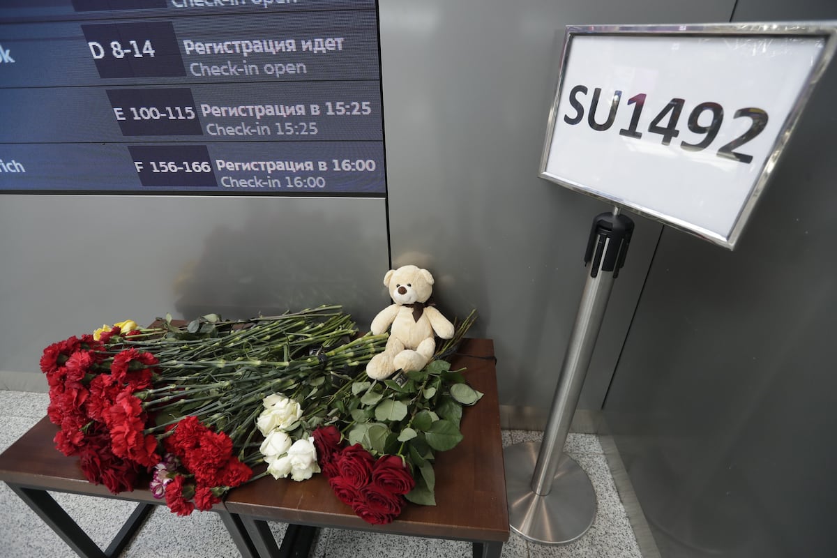 ¡Horror! Avión se incendia al aterrizar y mueren 41 personas