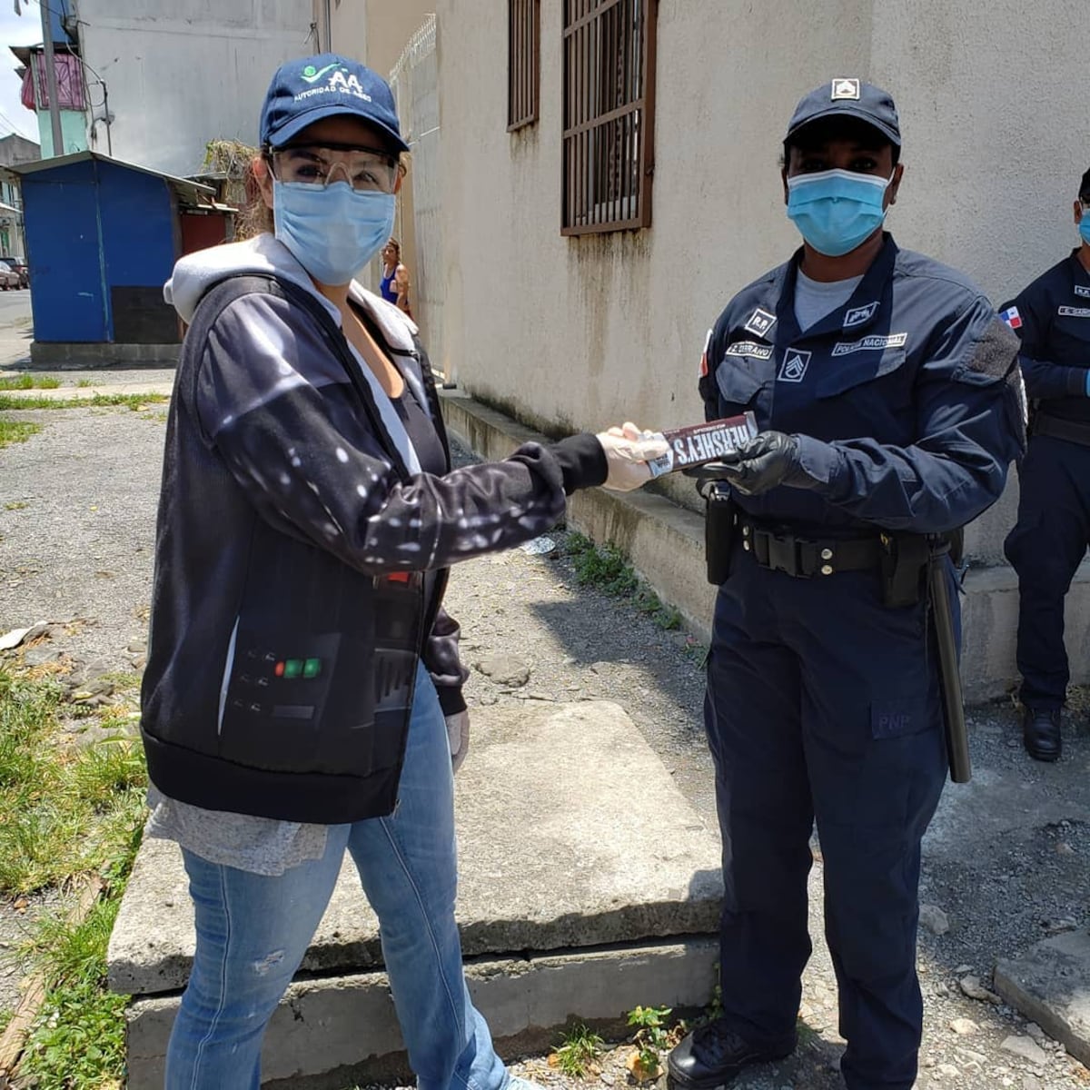 No es por moda. La gobernadora aclara a qué se deben sus ‘looks’ con estampado de militar +Fotos