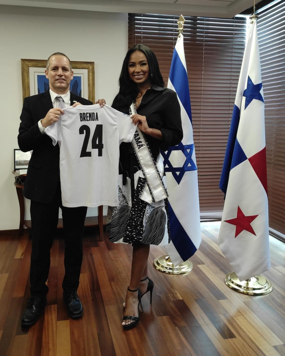 Señorita Panamá, lista para el Miss Universo. Recibió su boleto y un amuleto de la suerte