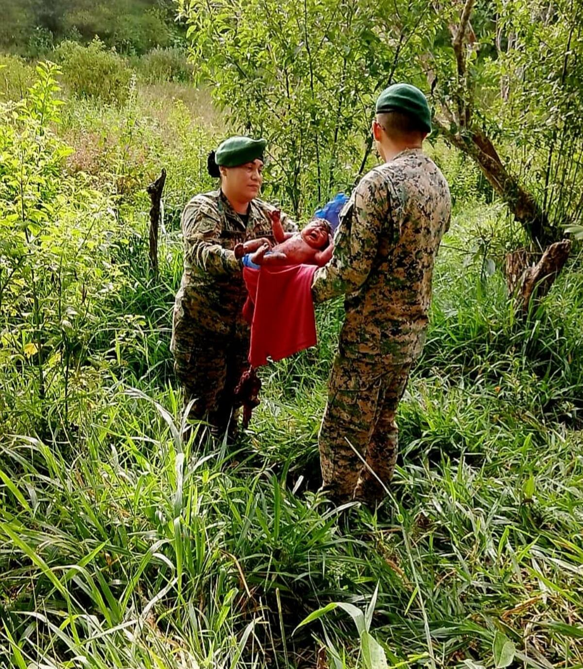 Recién nacida es hallada viva en una finca de Río Sereno