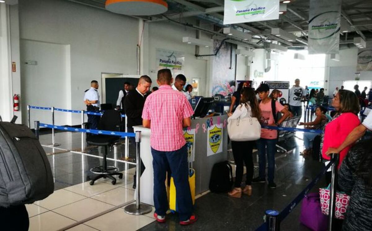 PURA TECNOLOGÍA. Extranjeros son retenidos por el Servicio Nacional de Migración