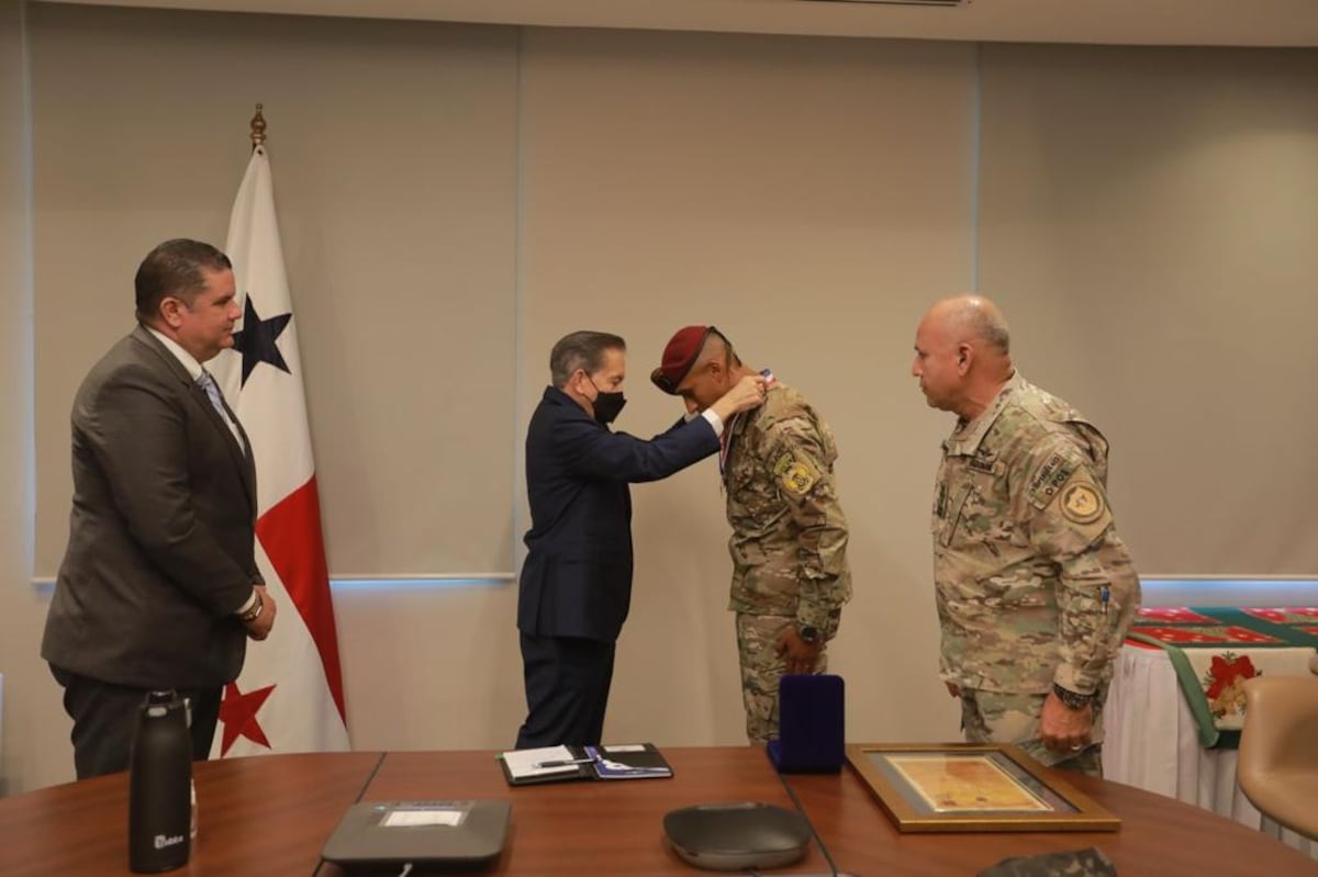 El subteniente panameño Julián R. González Quiroz es condecorado con la Medalla a la Excelencia por el presidente Cortizo