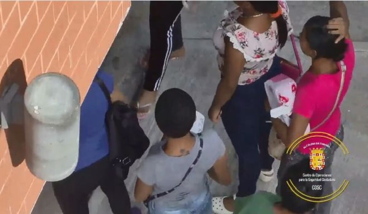 ¡CUIDEN SUS CARTERAS!Capturan presuntas ladronas en Calidonia.Pilladas en video