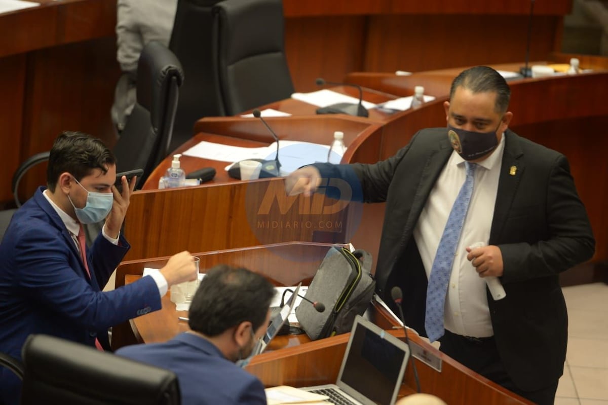 Sesiones extraordinarias inician con un saludo de puño entre Castillero y Vásquez