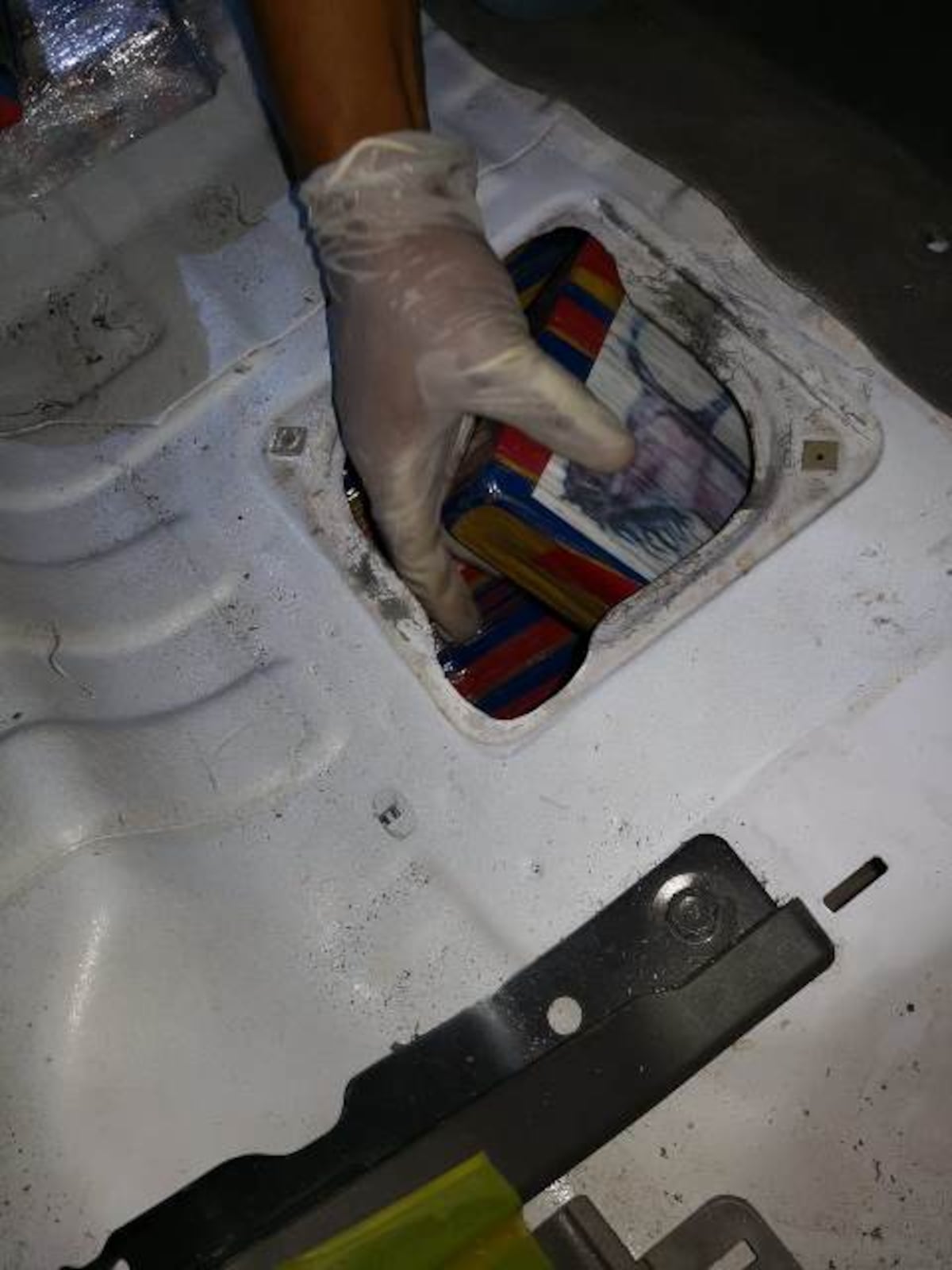 Caen dos, un venezolano y un colombiano. Descubren lo que llevaban en un doble fondo