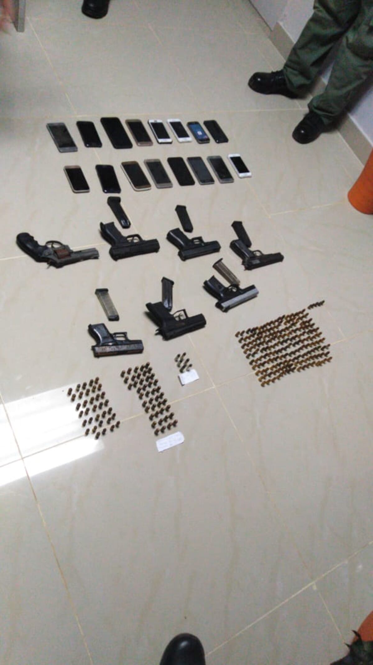 Presos armados. Descubren siete pistolas en manos de delincuentes en La Joyita, TV y hasta aires acondicionados