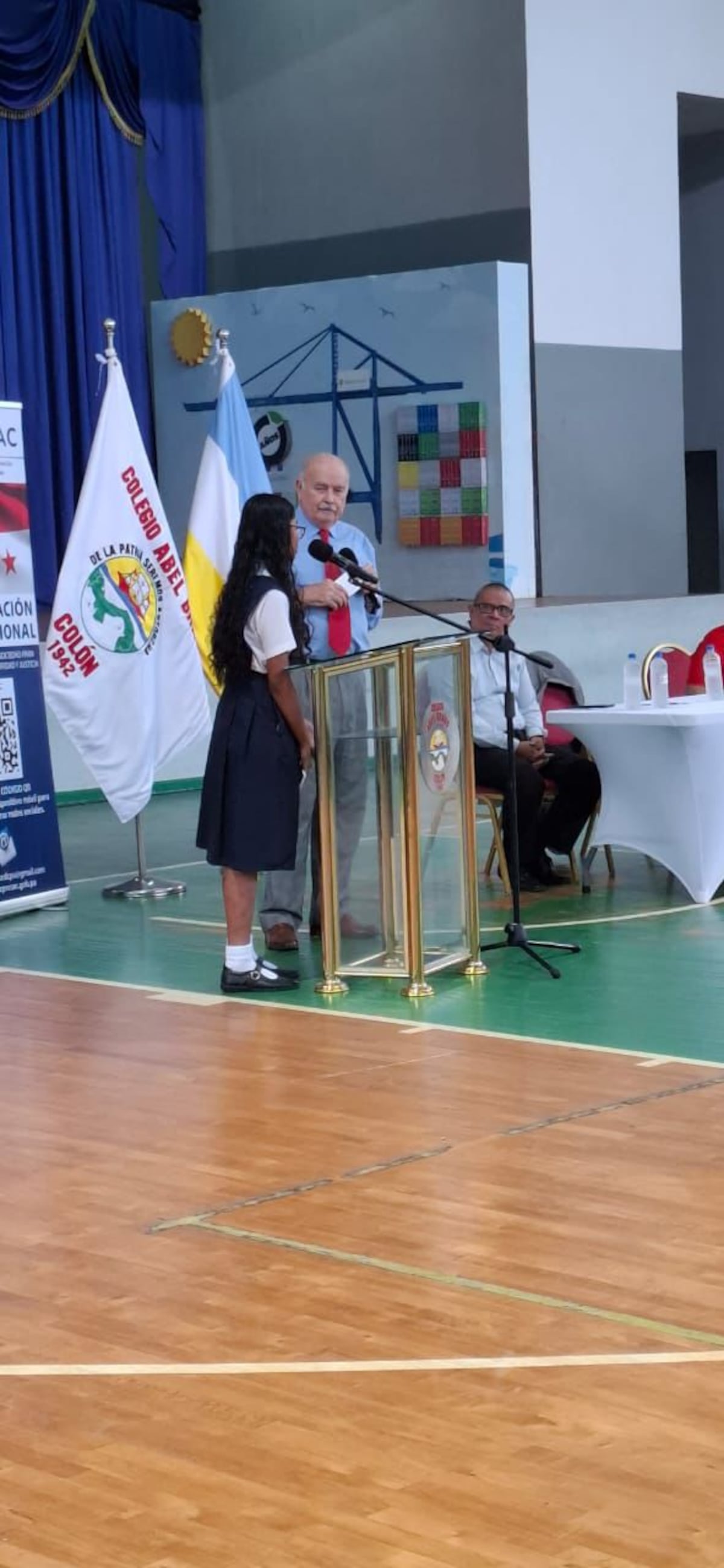Voces jóvenes que brillan: Estudiantes del Abel Bravo toman la palabra en jornada de alfabetización constitucional
