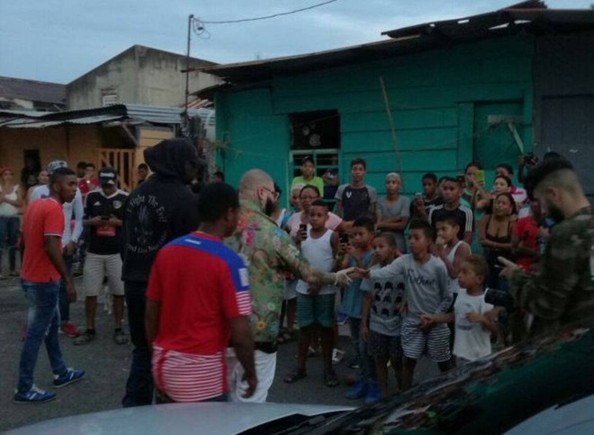  ¡AY, MADRE! Farruko causa revuelo en El Chorrillo junto a Kafu | VIDEO