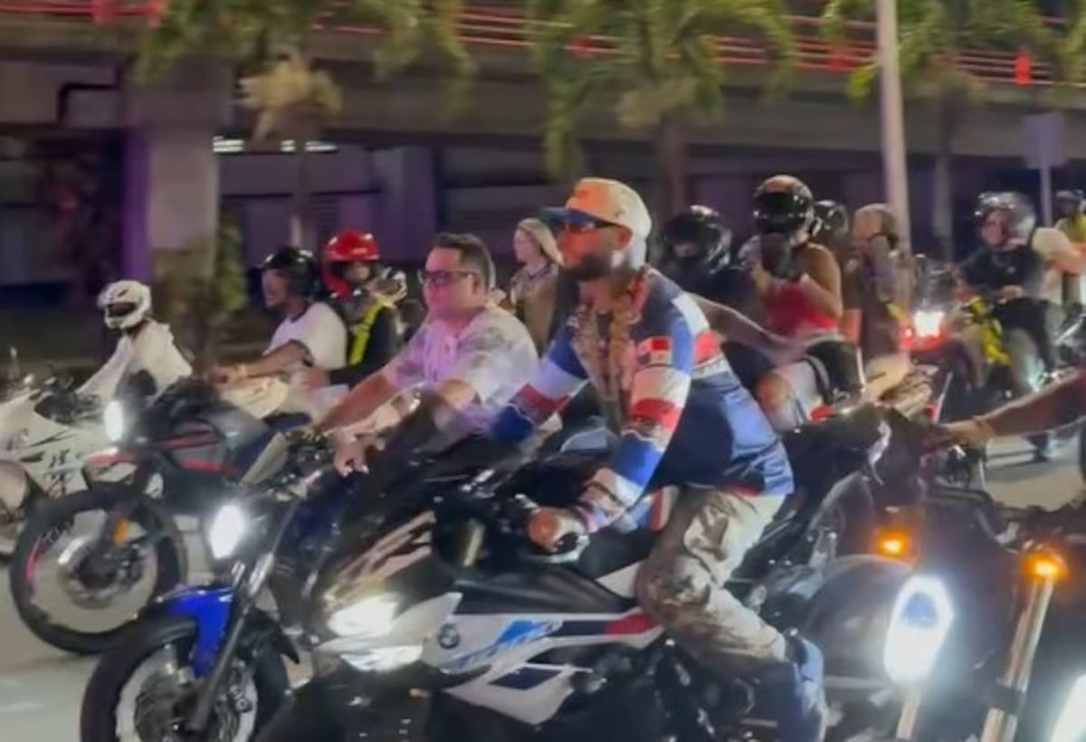 ¡En moto y sin freno! Farruko celebra su lanzamiento junto a caravana panameña