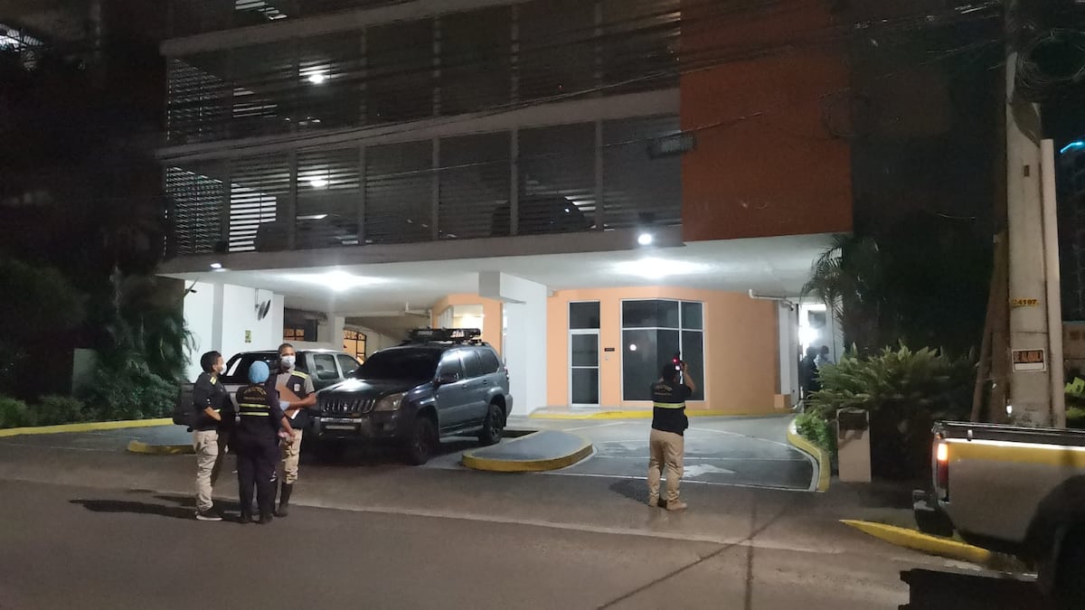 Impactante. Descubren sin vida los cuerpos de un hombre y de una mujer en su apartamento en El Cangrejo. Video