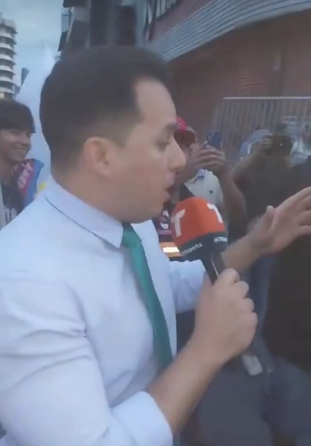 Manifestantes intentan agredir a reportero de Telemetro. Él siguió haciendo su trabajo pese al momento tenso