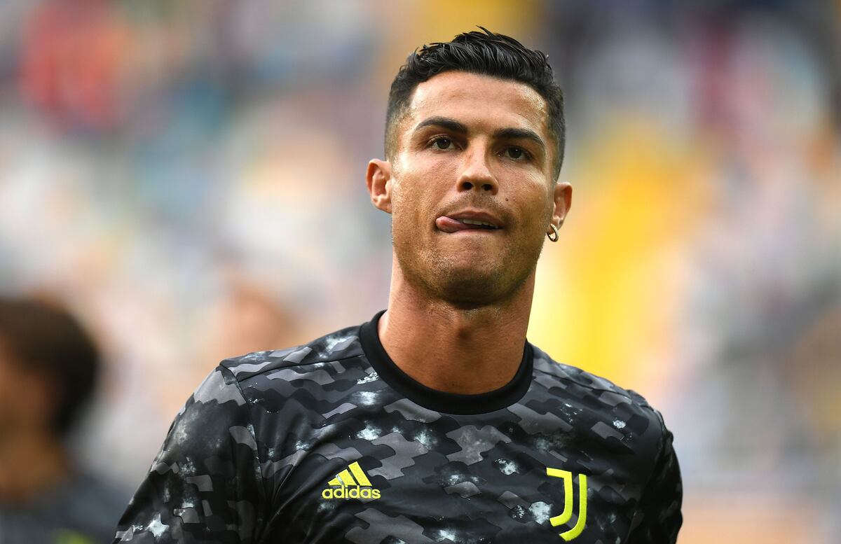 Va por fuera. Cristiano Ronaldo se despide de sus compañeros en la Juventus