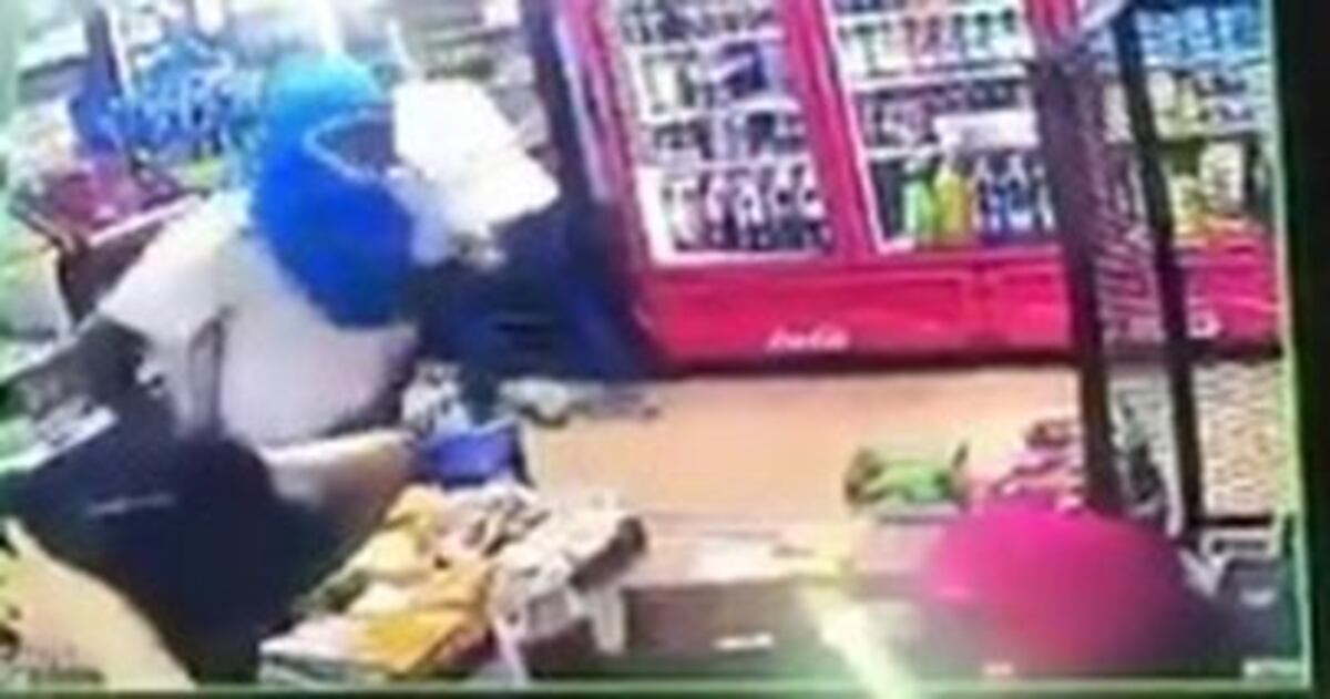 ¡Arriba las manos! Asaltan minisúper en Carrasquilla. Llevaban bolsas reutilizables, pero no era para comprar. Video