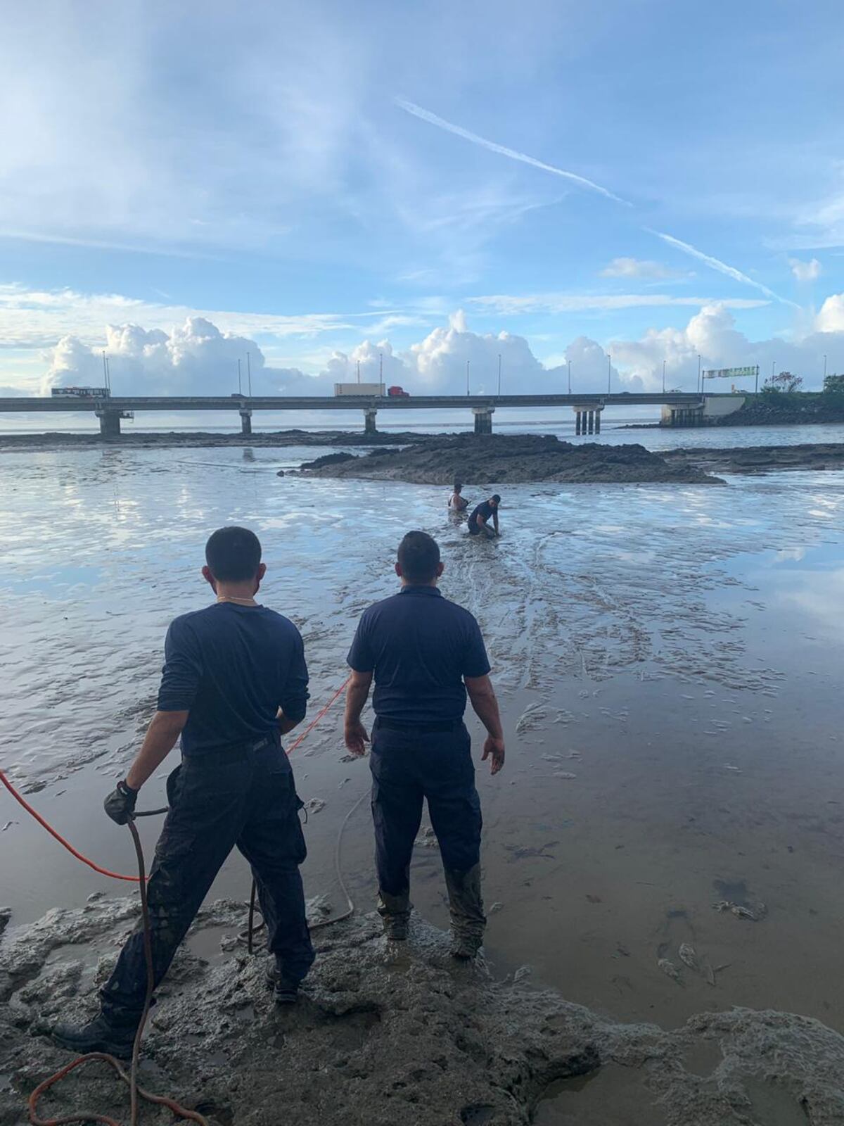 Surfista queda atrapado en la lama de San Francisco