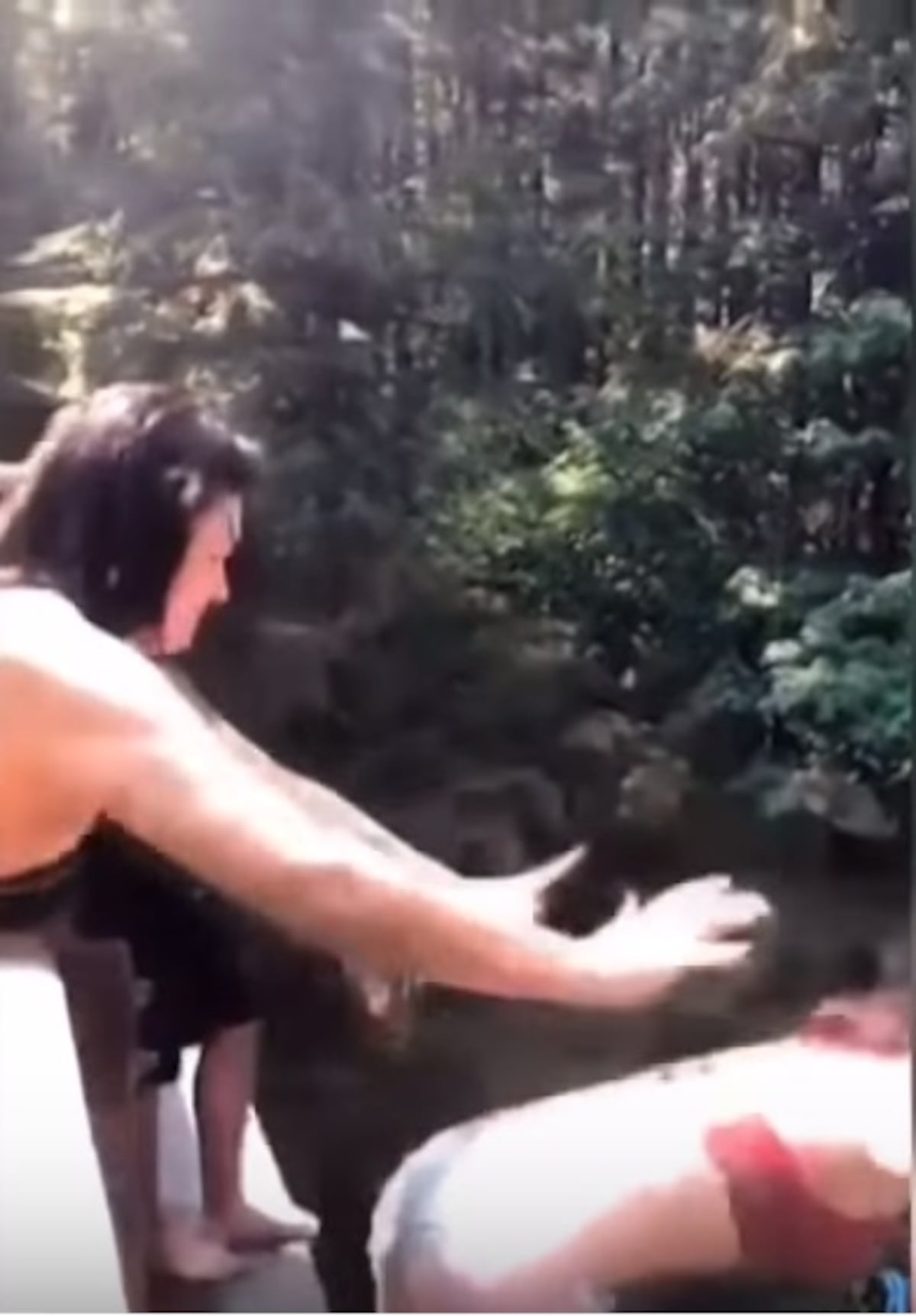 Le imputan cargos a joven que empujó a su amiga desde un puente y casi la mata