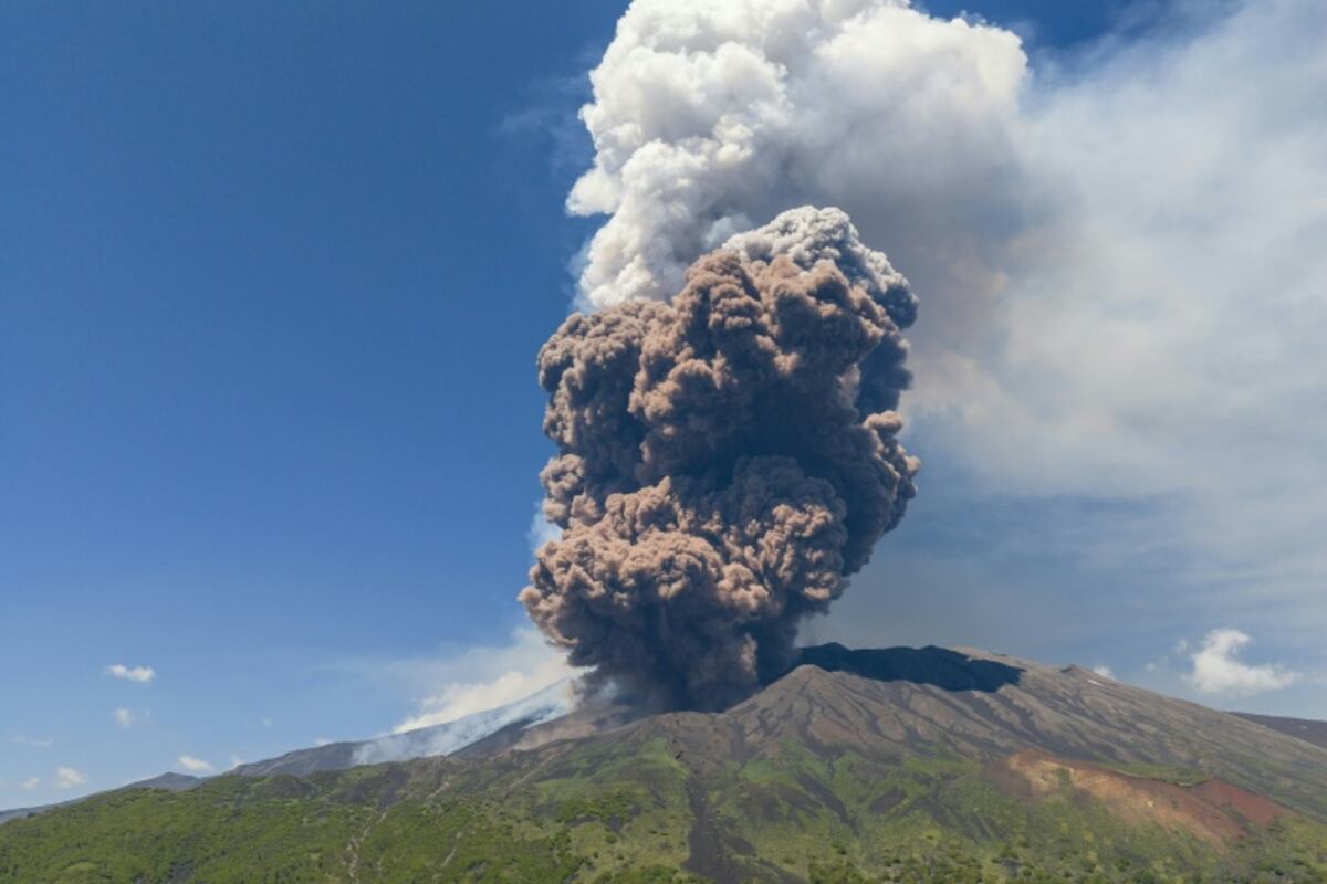 Erupción del Etna eleva una columna de humo de cinco kilómetros