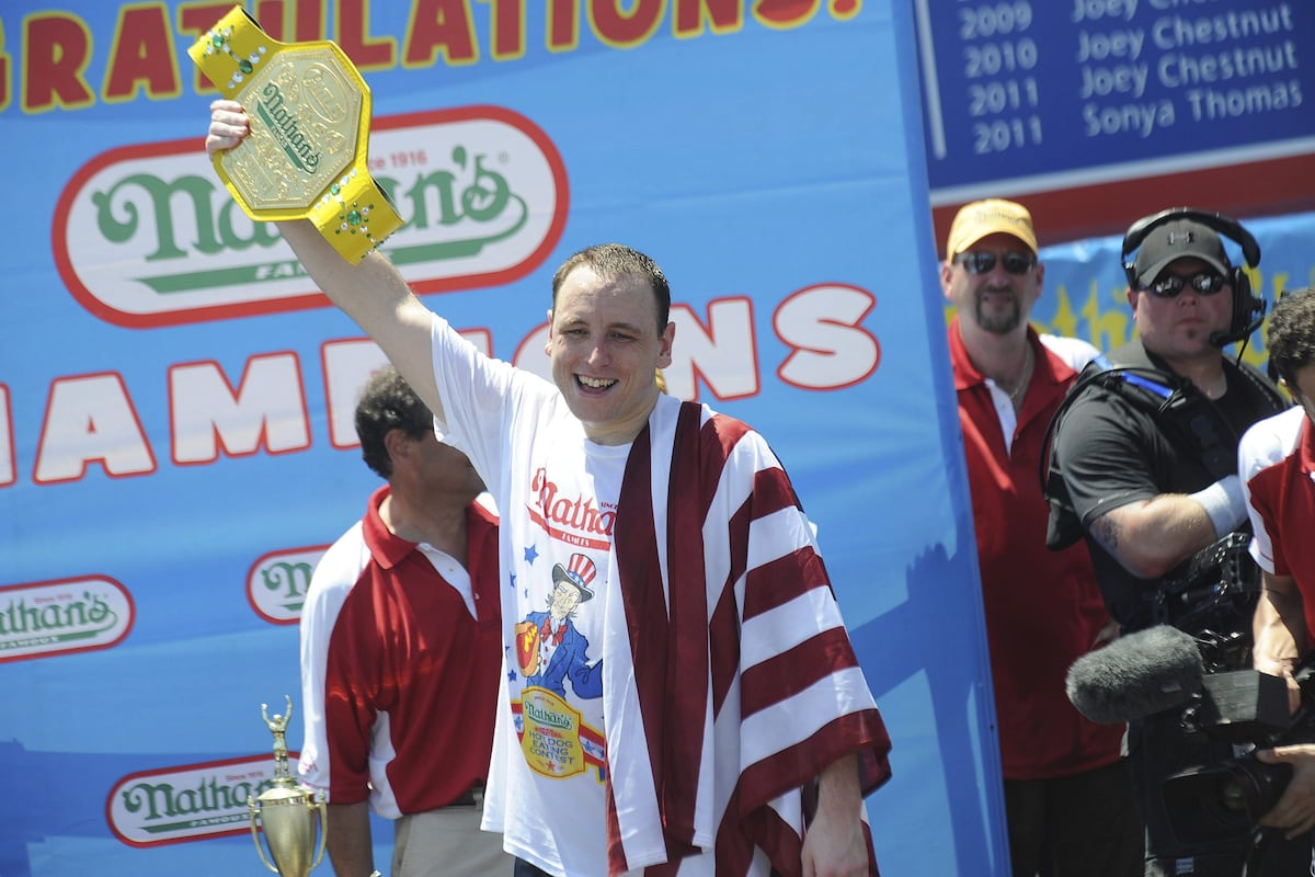 En diez minutos un hombre se comió 62 hot dogs y ganó concurso de tragones de Nueva York