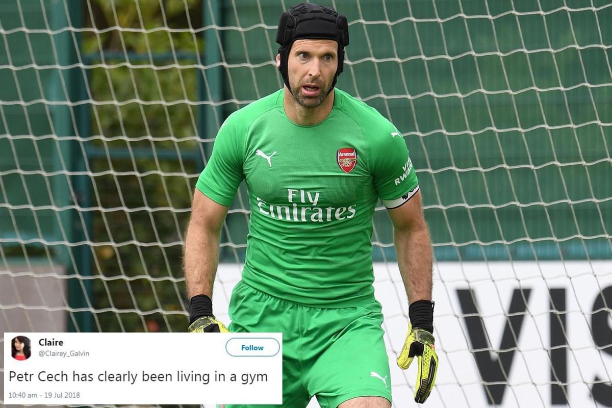 El portero del Arsenal Petr Cech regresó más 'pompeado' de sus vacaciones