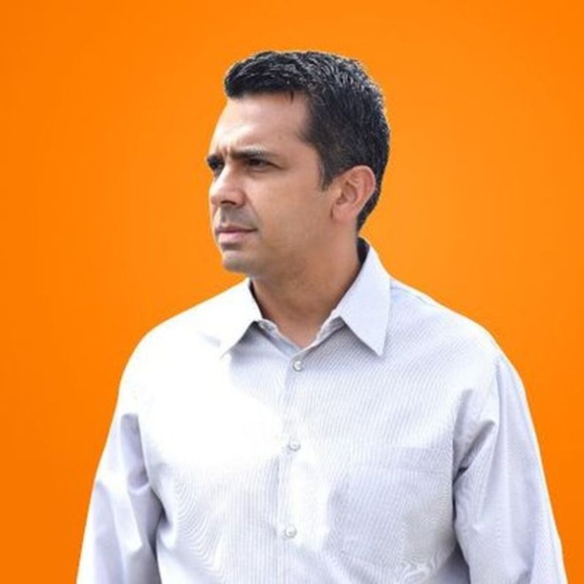 Ricardo Lombana se pasa a Dimitri Flores en firmas. Va por la libre postulación