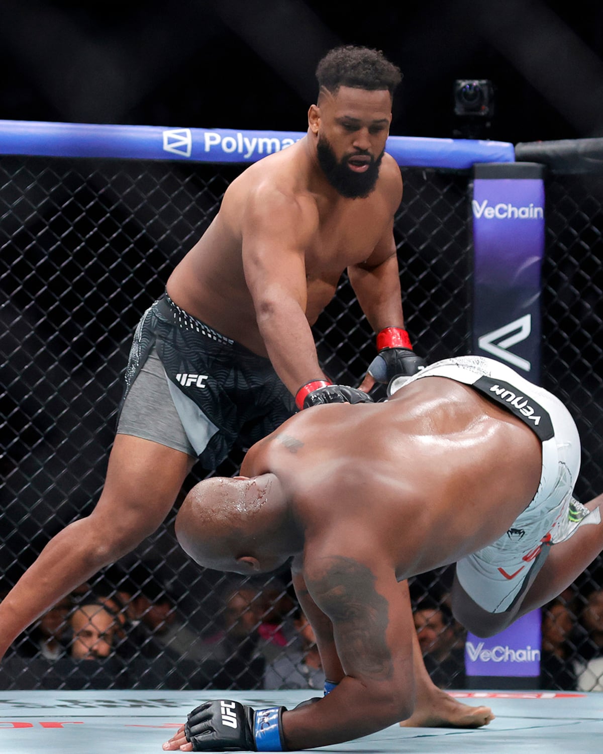 Waldo Cortés Acosta vence a Lewis con un nocaut “en cámara lenta” que tumbó a Derrick Lewis