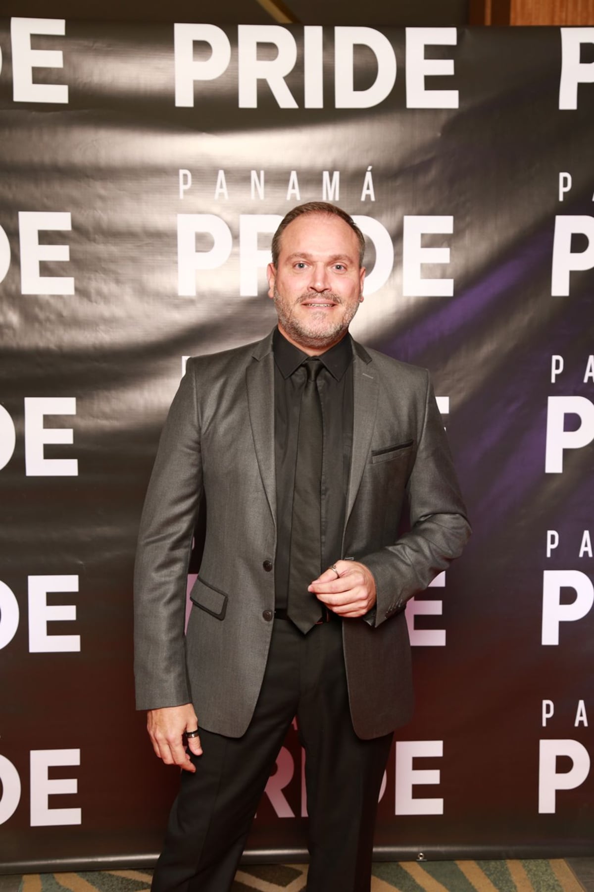 ‘Guapura pura’. Franklyn Robinson muestra a su galán. Agarrados de manos, así lucieron en la alfombra roja