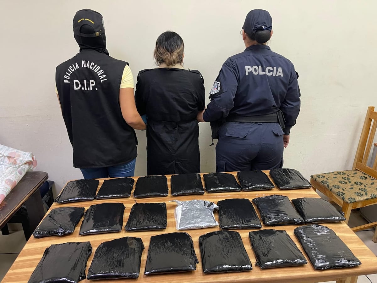 ¡Abrigos con sorpresita! Atraparon a peruana con 20 paquetes de droga