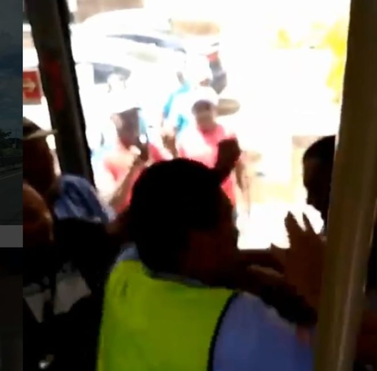 ¡AY, POR DIOS! Le entran a puñete a conductor de metrobús en plena Calle 50 