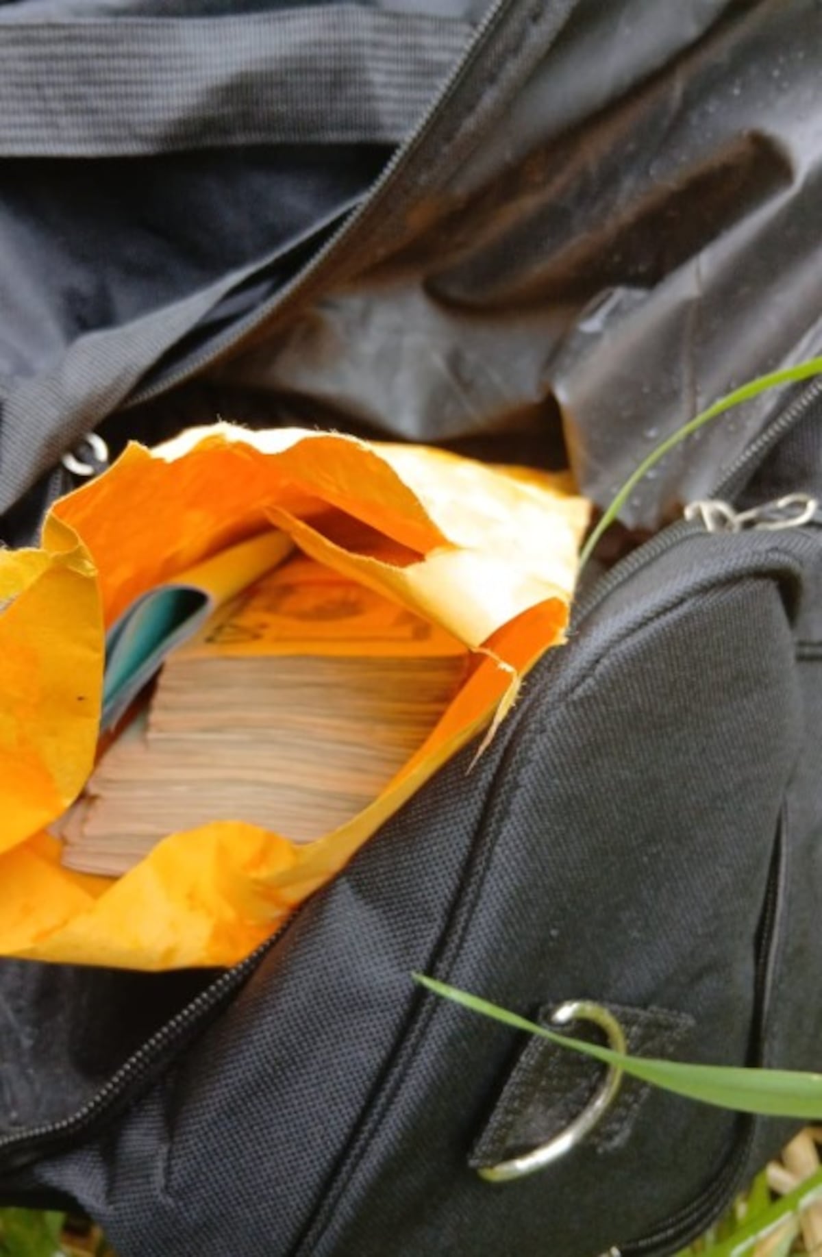 Atraco de 6 mil balboas termina con carro botado y un menor preso