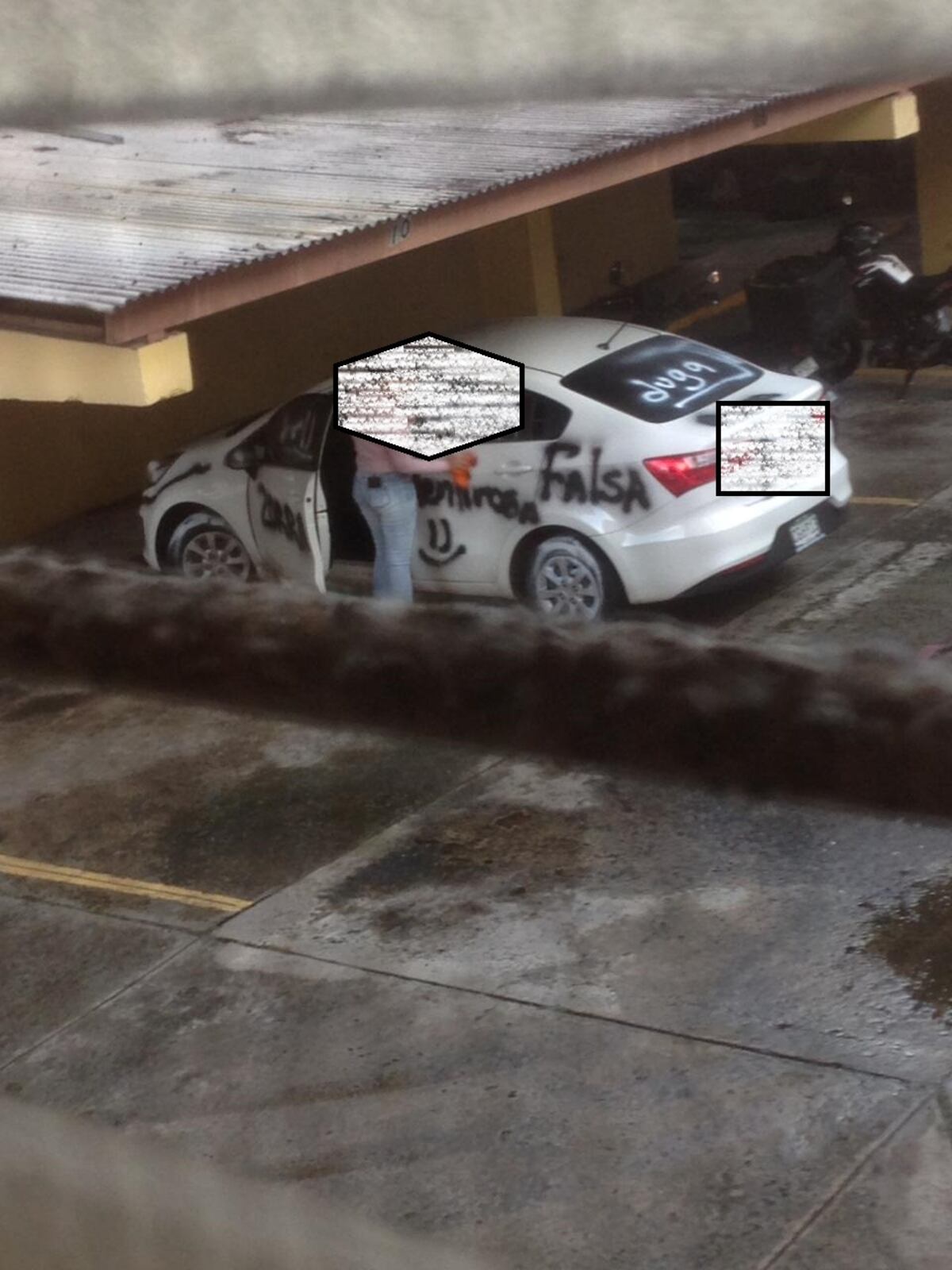 Se vuelve viral.  Vandalizan carro de una venezolana en Panamá por presunta infidelidad