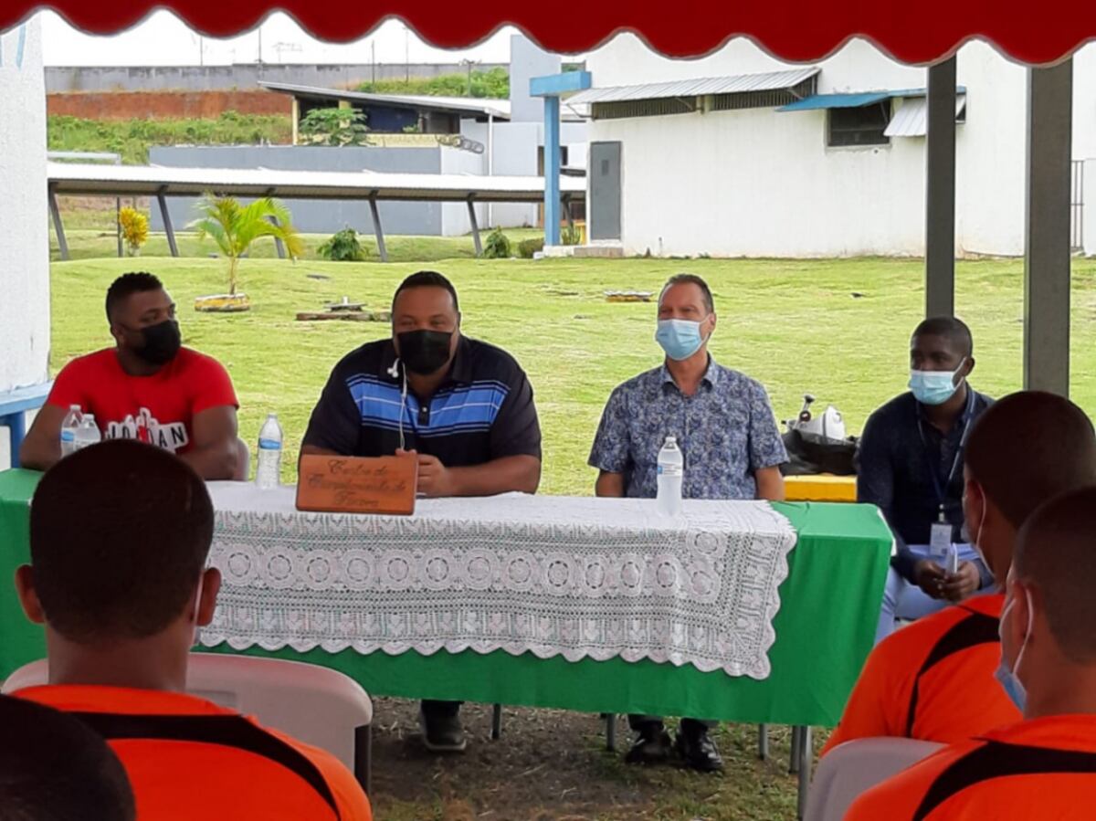 ‘El Caballo’ Carlos Lee comparte con menores infractores y les invita a meter un jonrón con sus vidas